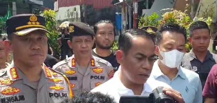 FOTO: Kapolda Sulawesi Selatan Irjen Andi Rian Ryacudu Djajadi dan Kapolrestabes Makassar usai mendatangi Tempat Kejadian Perkara di Kecamatan Bontoala. Ahad (14/4)