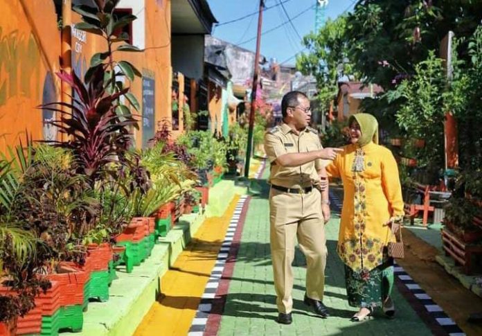 FOTO: Moh Ramdhan Pomanto atau 'Danny Pomanto saat bersama Indira Jusuf Ismail mengunjungi Lorong Wisata di Kota Makassar. [Properti: Indira Jusuf Ismail/Facebook]