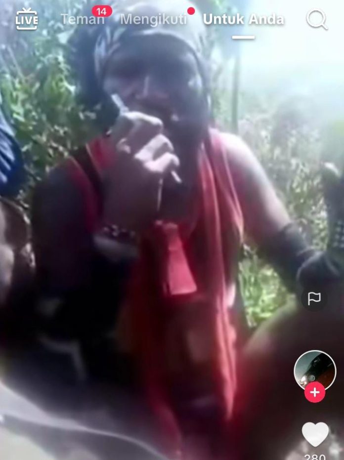 FOTO: Hasil tangkap layar dari potongan video viral Tentara OPM kelaparan ditengah hutan. (Sumber: Akun Tiktok @abdellatiefO