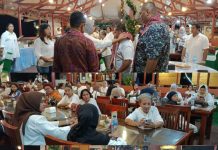 AK Maluku Rayakan Gelar HUT Ke-2 Rangkaikan Halalbihalal FOTO: Anak Kolong Maluku (AK) tahun ini merayakan ulang tahun yang ke-2. dihadiri sekitar 100 anggota AK, diawali dengan pembacaan riwayat singkat organisasi dan dilanjutkan ramah tamah, tampak tamu undangan Pangdam XVI/Pattimura yang wakili oleh Kolonel Inf Abdullah Jamali dan didampingi oleh Pembina AK, Prof Izack Wenno, Ketum AK Reyn Wenno SE dan Ketua Panitia HUT Ronaldo Talapessy Phd dalam dalam suasana penuh keakraban dan persaudaraan. 15 April 2024.