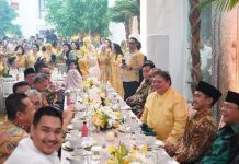 PPP Beri Sinyal Gabung ke KIM, Hadiri Halalbihalal DPP Golkar FOTO: Kiri Menpora Dito, Ketum PPP Mardiono (Kanan) berjejer Ketum PSI Kaesang Panggarep, Menkominfo Budi Arie Setiadi, Ketum DPP Golkar Airlangga Hartarto. Kegiatan Halalbihalal, Senin (15/4). (Dok. DPP Golkar)