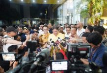 Dampak Serang Iran ke Israel, Airlangga Gelar Rapat Terbatas dengan Sejumlah Dubes di Jakarta FOTO: Menko Bidang Perekonomian Airlangga Hartarto saat ditemui di kantor DPP Golkar, Jakarta Barat, Senin (15/4/2024) malam. (Dok. Golkar)