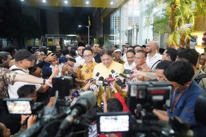 FOTO: Menko Bidang Perekonomian Airlangga Hartarto saat ditemui di kantor DPP Golkar, Jakarta Barat, Senin (15/4/2024) malam. (Dok. Golkar)