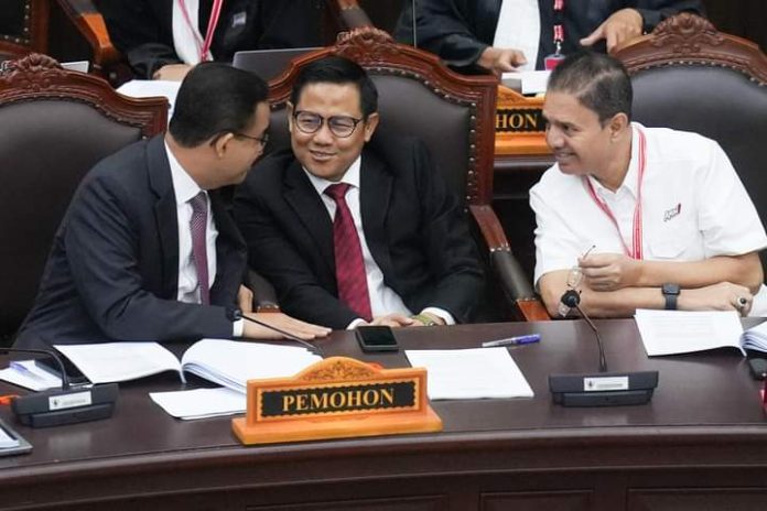 FOTO: Anies Baswedan dan Muhaimin Iskandar saat menghadiri sidang di Mahkamah Konstitusi. [Properti: Anies Baswedan/Facebook]