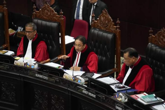 FOTO: Hakim Mahkamah Konstitusi Hartoyo saat memimpin sidang di Mahkamah Konstitusi. [Properti: Anies Baswedan/Facebook]