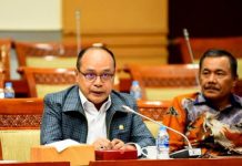 Komisi III DPR RI Apresiasi Anggota Polri Kembalikan Uang Pemudik Rp100 Juta, Aiptu Supriyanto Diganjar Sekolah Perwira FOTO: Anggota Komisi III DPR RI Supriansa saat mengikuti Rapat Kerja Komisi III dengan Kapolri yang diwakili Kepala Badan Pemeliharaan Keamanan (Kabaharkam) Polri Komjen Mohammad Fadil Imran, di Gedung Nusantara II, Senayan, Jakarta, Rabu (15/11/2023). Foto: Runi/nr