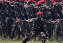 72 Tahun Korps Baret Merah, Bapak dan Anak Pernah Jadi Danjen Kopassus FOTO: Prajurit Kopassus tengah beraksi meningkatkan mental.(Penerangan Kopassus)