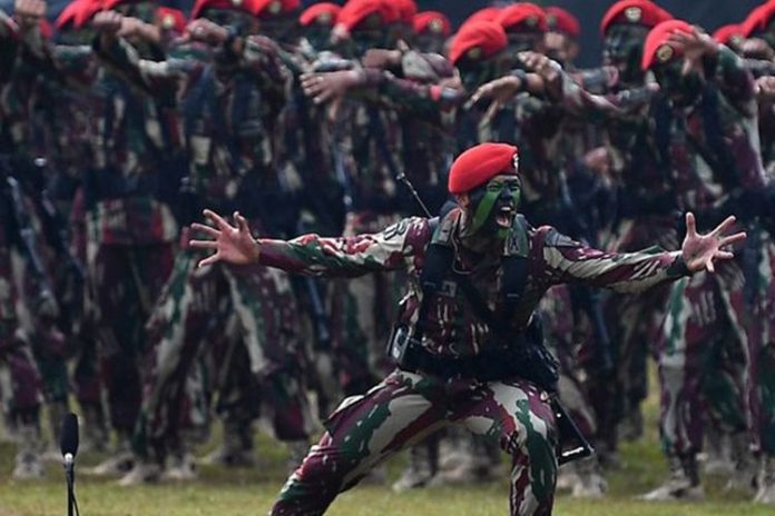 FOTO: Prajurit Kopassus tengah beraksi meningkatkan mental.(Penerangan Kopassus)