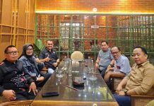 Hasbi Syamsu Ali: KKLR Terbuka Bagi Semua Pihak Demi Kemajuan Luwu Raya FOTO: Hasbi Syamsu Ali ketiga dari kanan baju lengan pendek bercorak kotak hijau. Saat menggelar silaturahmi dengan tokoh masyarakat Kabupaten Luwu Hafidah Rauf Basyuri dan Kolonel Inf. (Purn) Agussalim, Kamis, 18 April 2024 di Black Canyon Cafe, Jalan Hertasning Makassar.