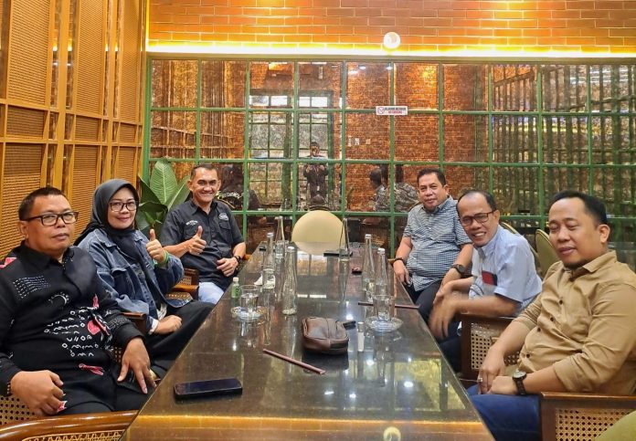 FOTO: Hasbi Syamsu Ali ketiga dari kanan baju lengan pendek bercorak kotak hijau. Saat menggelar silaturahmi dengan tokoh masyarakat Kabupaten Luwu Hafidah Rauf Basyuri dan Kolonel Inf. (Purn) Agussalim, Kamis, 18 April 2024 di Black Canyon Cafe, Jalan Hertasning Makassar.