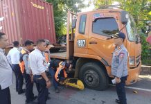 Dishub Kota Makassar Bertindak Tegas 16 Unit Kendaraan Disegel dan Tilang FOTO: Dinas Perhubungan Kota Makassar melakukan penyegelan di Jl. AP Pettarani, Kota Makassar. Jumat (19/4/2024). (Dok. Istimewa)