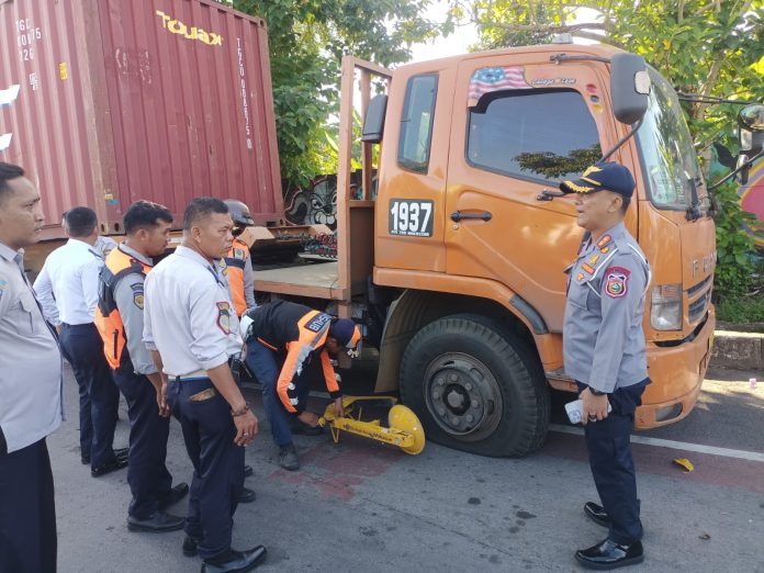 FOTO: Dinas Perhubungan Kota Makassar melakukan penyegelan di Jl. AP Pettarani, Kota Makassar. Jumat (19/4/2024). (Dok. Istimewa)