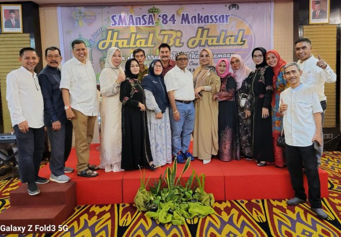 FOTO: Ketua IKA SMANSA Angkatan 1984 Prof Arifuddin Mannan bersama pengurus menggelar Halalbihalal di hotel Best Western, Kota Makassar, Sulawesi Selatan, Jumat 19 April 2024.