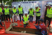 Wakil Ketua KPK, Kajati dan Wakajati Sulsel Hadiri Dies Natalis Ke 72 Tahun FH Unhas FOTO: Kajati dan Wakajati Sulsel saat menghadiri peletakan batu pertama Justice Tower Fakultas Hukum Unhas. Sabtu (20/4/2024)