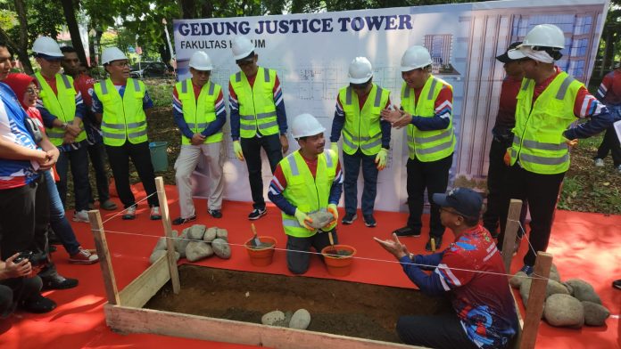 FOTO: Kajati dan Wakajati Sulsel saat menghadiri peletakan batu pertama Justice Tower Fakultas Hukum Unhas. Sabtu (20/4/2024)