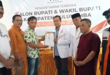 Kembalikan Formulir Bacalon di PKS, Relawan HB Berharap Andi Utta-Andi Edi Bersatu Kembali di Pilkada Bulukumba 2024 FOTO: Sekertaris DPC Partai Keadilan Sejahtera (PKS) Lukman, menerima pengembalian formulir pendaftaran bakal calon (Bacalon) Bupati dan wakil Bupati Bulukumba 2024.