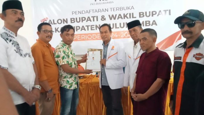 FOTO: Sekertaris DPC Partai Keadilan Sejahtera (PKS) Lukman, menerima pengembalian formulir pendaftaran bakal calon (Bacalon) Bupati dan wakil Bupati Bulukumba 2024.