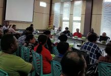 Temui Pemuda Marind, ini Harapan Romanus Mbaraka FOTO: Bupati Merauke Romanus Mbaraka saat menemui Pemuda Marind di Aula Kantor Bupati.