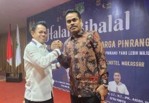 Teman Seangkatan SMAN 1, Berharap Ahmad Akil Pj Bupati Pinrang FOTO: Aldin Bulen, bersama Ahmadi Akil, Kepala Dinas Perindustrian Sulawesi Selatan dalam kegiatan halalbihalal Kerukunan Keluarga Pinrang (KKP) di Swiss-Bell hotel Makassar, Sabtu (20/4/2024).