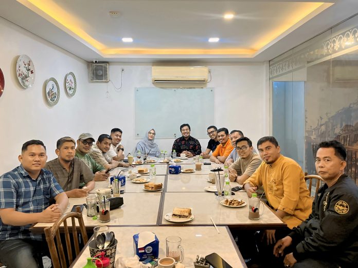 FOTO: Pengurus DPD Partai Nasdem dan PKS Kota Makassar melakukan pertemuan sekaligus silaturahmi di bulan syawal pasca lebaran idul fitri 1445 hijriah.