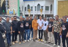 Kembali Berpasangan, ini Harapan Relawan HB, Periode Kedua Andi Utta Bakal Bangun Bendungan Raksasa di Donggia FOTO: Relawan Andi Muchtar Ali Yusuf dan Andi Edi Manaf yang berhimpun di Harapan Baru Bulukumba usia mengawal pengembalian formulir pendaftaran bakal calon bupati dan wakil bupati di DPC PKS Bulukumba. (Istimewa)