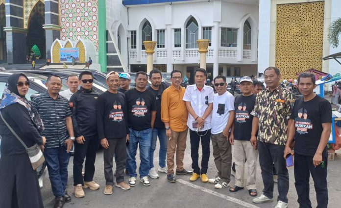 FOTO: Relawan Andi Muchtar Ali Yusuf dan Andi Edi Manaf yang berhimpun di Harapan Baru Bulukumba usia mengawal  pengembalian formulir pendaftaran bakal calon bupati dan wakil bupati di DPC PKS Bulukumba. (Istimewa)