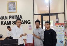 Gelar Unras, Forum Aksi Mahasiswa Revolusioner, Desak Kapolda Sulsel Periksa Distributor Pupuk Bersubsidi di Bulukumba FOTO: Jendral Lapangan Forum Aksi Mahasiswa Revolusioner, Yahya Nur saat melaporkan salah satu Distributor Pupuk Bersubsidi di Kabupaten Bulukumba. Senin (22/4/2024)