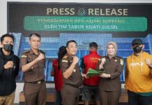 Tim Tabur Tangkap DPO Perzinahan Asal Soppeng FOTO: Tim Tabur Kejaksaan Tinggi Sulsel saat menggelar keterangan persnya atas penangkapan buronan kasus Perzinahan. Senin (22/4/2024).