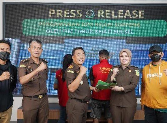 Tim Tabur Tangkap DPO Perzinahan Asal Soppeng FOTO: Tim Tabur Kejaksaan Tinggi Sulsel saat menggelar keterangan persnya atas penangkapan buronan kasus Perzinahan. Senin (22/4/2024).