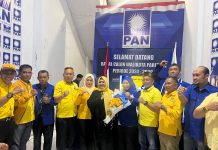 Erat Daftar Bakal Calon Wali Kota Parepare, Musdalifah: PAN dan Golkar Tidak Pernah Pisah FOTO: Bakal calon wali Kota Parepare, Erna Rasyid Taufan (Erat) resmi mendaftar di Partai Amanat Nasional (PAN) Kota Parepare. Rabu, 24 April 2024.