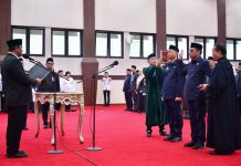 Jelang Pilgub: Pj Gubernur Sulsel “Cuci Gudang” 166 Pejabat, Wow!!! Ada Kabid Dimutasi Jadi Guru FOTO: Suasana Pelantikan 89 pejabat administrator dan 77 pejabat pengawas oleh Penjabat Gubernur Sulsel Bahtiar Baharuddin di Ruang Pola Kantor Gubernur Sulsel, Rabu, 24 April 2024. (Properti Pemprov Sulsel)