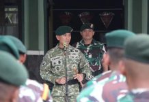 Yonarmed 1 Kostrad Terima 25 Unit Dukungan Motor Dinas dari Kemhan FOTO: Danyonarmed 1/AY/2/2 Kostrad Letkol Arm Ihalauw Garry Herlambang, S.Sos., saat menyerahkan sepeda motor dinas dukungan dari Kemhan kepada seluruh prajurit jajaran Batalyon yang bertempat di Mako Yonarmed 1/AY/2/2 Kostrad, Singosari Kabupaten Malang, Senin (22/04/2024).