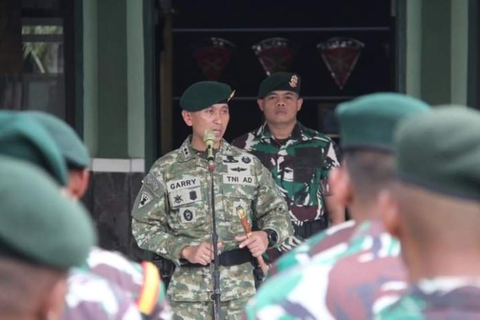 FOTO: Danyonarmed 1/AY/2/2 Kostrad Letkol Arm Ihalauw Garry Herlambang, S.Sos., saat menyerahkan sepeda motor dinas dukungan dari Kemhan kepada seluruh prajurit jajaran Batalyon yang bertempat di Mako Yonarmed 1/AY/2/2 Kostrad, Singosari Kabupaten Malang, Senin (22/04/2024).