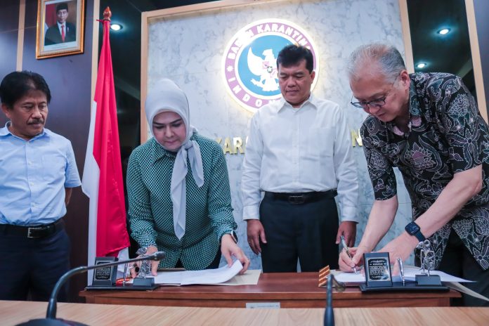 FOTO: Kanan, Kepala Badan Karantina Indonesia Sahat M. Panggabean pada Penandatanganan Perjanjian Kerja Sama Pembangunan Fasilitas Karantina Tumbuhan di Jakarta, Kamis (25/4).