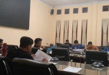Gelar RDP dengan DPRD Pangkep, Himalaya Ungkap Tata Kelola Pemerintahan Desa yang Buruk di Sailus dan Balo Bealoang FOTO: DPRD Kabupaten Pangkajene menggelar Rapat Dengar Pendapat (RDP) terkait aduan Himpunan Mahasiswa Liukang Tangaya (Himalaya) terkait dengan proses realisasi anggaran yang bersumber dari dana desa tahun 2023 di wilayah Pulau Liukang Tangaya. Jumat (26/4/2024)