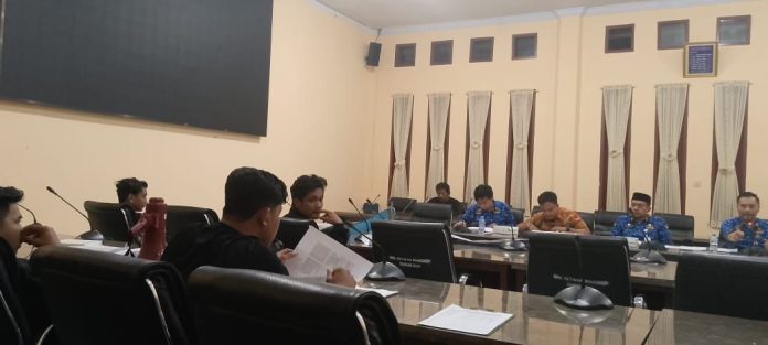 FOTO: DPRD Kabupaten Pangkajene menggelar Rapat Dengar Pendapat (RDP) terkait aduan Himpunan Mahasiswa Liukang Tangaya (Himalaya) terkait dengan proses realisasi anggaran yang bersumber dari dana desa tahun 2023 di wilayah Pulau Liukang Tangaya. Jumat (26/4/2024)