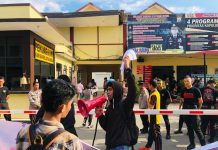 Polres Gowa di Demo, Massa Aksi Minta Kasat Reskrim Dicopot FOTO: Puluhan massa aksi dari Gerakan Mahasiswa Kerakyatan mendatangi Polres Gowa. Jumat (26/04/2024).
