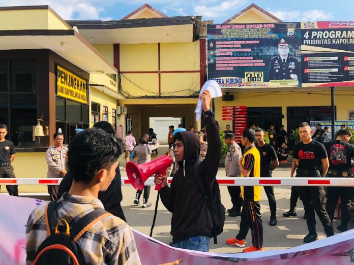 FOTO: Puluhan massa aksi dari Gerakan Mahasiswa Kerakyatan mendatangi Polres Gowa. Jumat (26/04/2024).