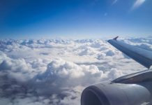 Kenapa Pesawat Komersial Terbang di Ketinggian Antara 30.000 Hingga 42.000 Kaki? FOTO: Ilustrasi Pesawat dari dalam kabin (properti Bobo.id)
