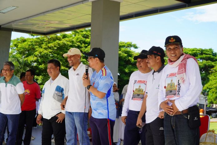 FOTO: Wakil Bupati Bulukumba, Andi Edy Manaf, yang didampingi oleh Kepala Kantor Kementrian Agama (Kemenag) Bulukumba, Kepala Dinas Kesehatan dr. Amrullah dan Kadis Kominfo HM Daud Kahal senam bersama jemaah calon haji di Kabupaten Bulukumba. Kegiatan berlangsung di Lapangan Pemuda Bulukumba, Minggu, 28 April 2024.