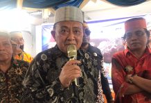 Dewan Adat Kerajaan Islam Kembar Gowa Tallo, Dukung Andi Seto Maju Pilwali Kota Makassar 2024 FOTO: Syarifuddin Daeng Punna atau SAdAP, (Tengah) Dewan Penasehat Lembaga Adat Passereanta Firman Sombali Kerajaan Islam Kembar Gowa Tallo (LAPFS) Propinsi Sulawesi Selatan dan Ketua Umum LAPFS, Kanan Andi Iskandar Esa Daeng Pasore Karaeng Bonto Majanang, di Kecamatan Manggala, Kota Makassar. Ahad (28/4/2024)