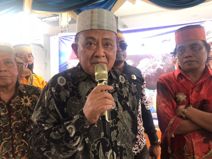 FOTO: Syarifuddin Daeng Punna atau SAdAP, (Tengah) Dewan Penasehat Lembaga Adat Passereanta Firman Sombali Kerajaan Islam Kembar Gowa Tallo (LAPFS) Propinsi Sulawesi Selatan dan Ketua Umum LAPFS, Kanan Andi Iskandar Esa Daeng Pasore Karaeng Bonto Majanang, di Kecamatan Manggala, Kota Makassar. Ahad (28/4/2024)