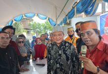 Lembaga Adat Kerajaan Islam Kembar Gowa Tallo Sepakati Pembangunan Balla Lompoa di Tallo FOTO: Syarifuddin Daeng Punna, Dewan Penasehat LAPFS yang juga Dewan Pengawas Aset Kerajaan Kembar Islam Gowa Tallo saat menyerahkan hasil keputusan rapat ke Ketua Lembaga Adat Passereanta Firman Sombali Kerajaan Islam Kembar Gowa Tallo (LAPFS) Propinsi Sulawesi Selatan, Andi Iskandar Esa Daeng Pasore Karaeng Bonto Majanang, Ahad (28/4/2024)