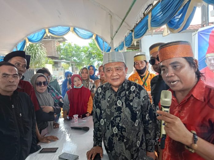 FOTO: Syarifuddin Daeng Punna, Dewan Penasehat LAPFS yang juga Dewan Pengawas Aset Kerajaan Kembar Islam Gowa Tallo saat menyerahkan hasil keputusan rapat ke Ketua Lembaga Adat Passereanta Firman Sombali Kerajaan Islam Kembar Gowa Tallo (LAPFS) Propinsi Sulawesi Selatan, Andi Iskandar Esa Daeng Pasore Karaeng Bonto Majanang, Ahad (28/4/2024)