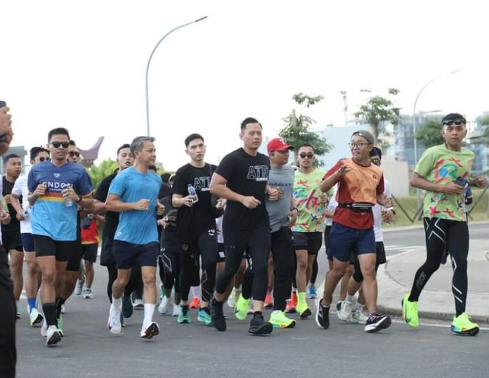 FOTO: Agus Harimurti Yudhoyono saat melakukan lari pagi di kawasan Center Points of Indonesian (CPI), Tanjung Bunga, Kecamatan Mariso, Makassar. Ahad (28/4) [Properti: AHY di Facebook]