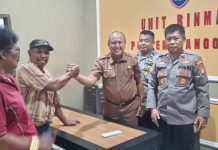 FKPM Manggala Mediasi Kasus SMAN 19 Makassar FOTO: Kapolsek Manggala Kompol H.Syamsuardi, S.Sos, MH dalam pertemuan antara Kepala Sekolah Drs. Muhammad Ahyar, M.Pd dan H.Boko yang dihadiri Penasehat FKPM Andi Pasamangi Wawo.