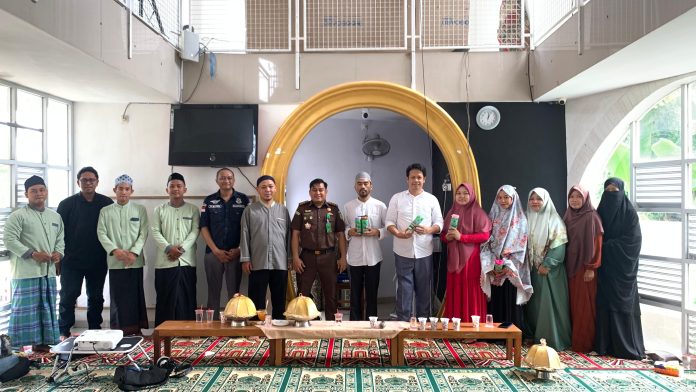 FOTO: Kasi Penkum Kejaksaan Tinggi Sulawesi Selatan Soetarmi, SH.MH melakukan kegiatan Penyuluhan Hukum Kepada Santri dan Santriwati pada Pondok Pesantren Darud Da'wah Wal Irsyad (DDI) ABRAD Makassar. Selasa (30/04/2024)