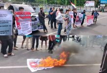 Front Pemuda Cinta NKRI Makassar, Tegaskan 1 Mei Sebagai Hari Integrasi Papua dengan Republik Indonesia FOTO: Kelompok Pemuda yang tergabung dalam Front Pemuda Cinta NKRI, melakukan aksi damai turun ke jalan lakukan orasi kebangsaan di Jalan Lanto Daeng Pasewang dan lampu merah Playover Pettarani kota Makassar Rabu (1/5/2024)