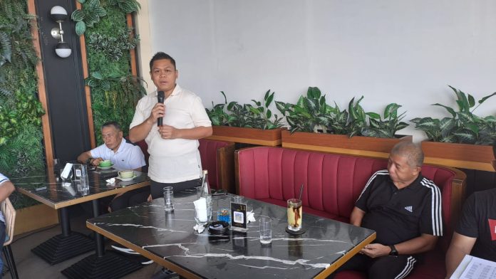 FOTO: Ketua Umum KONI Sulsel Yasir Mahmud bersama pengurus menggelar pertemuan di The Icon Beach Lounge and Cafe, Citraland Point of Indonesia Cluster Sunset Quay, Rabu (01/05/2024) pagi tadi.