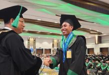 Ekowisata Pulau Samalona Antar Kaka Yadhi Raih Gelar Magister FOTO: Suryadi Maswatu salaman bersama Rektor UMI Prof Sufirman Rahman (kanan) pada wisuda periode pertama 2024 di Hotel Claro Makassar. (Properti Kaka Yadhi)